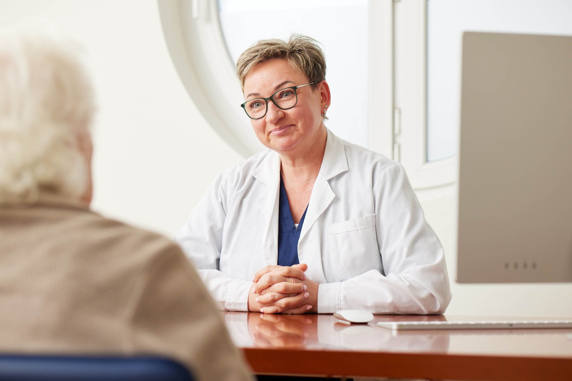 Frau Dederer während eines Patientengesprächs