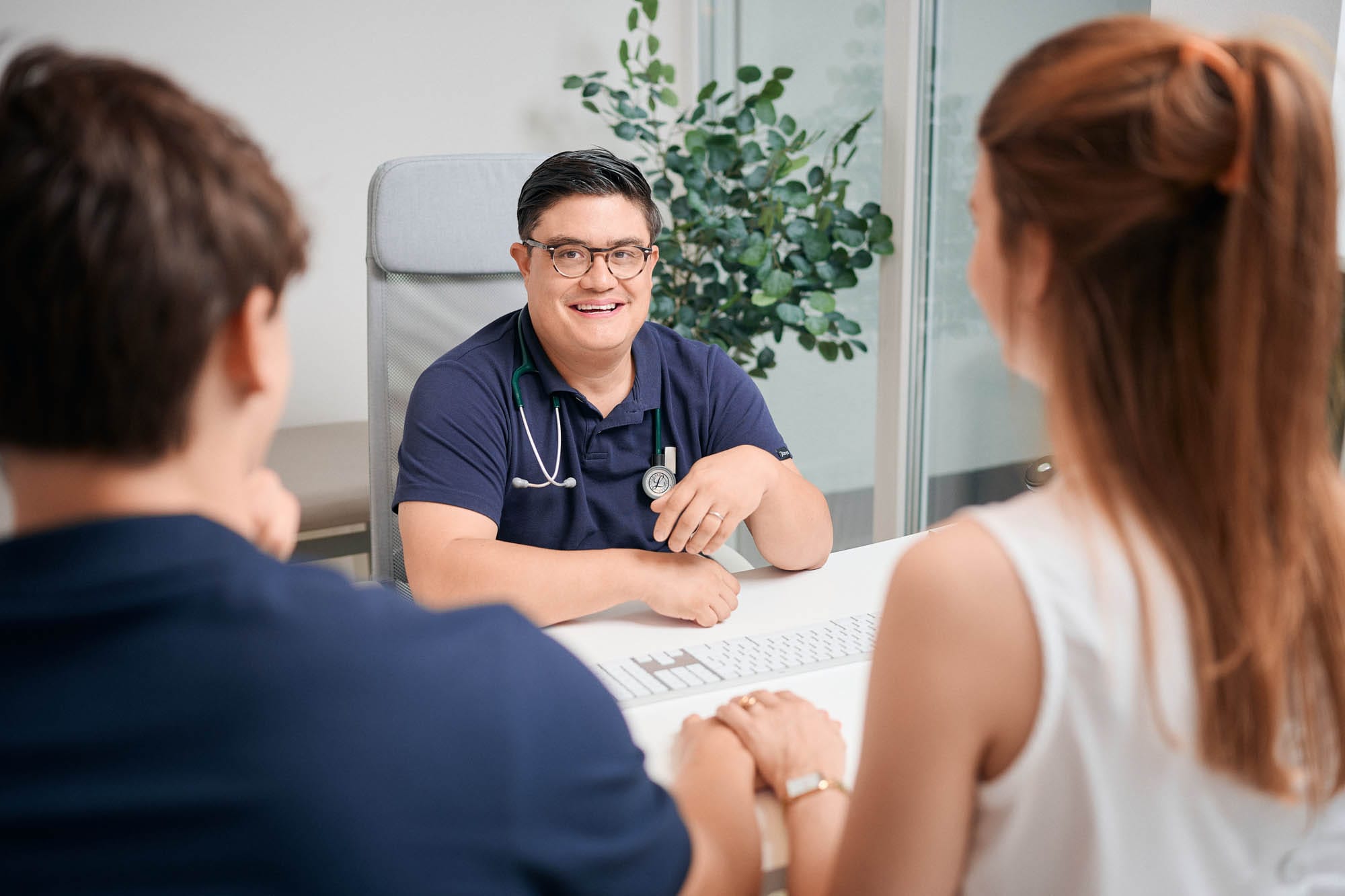 Dr. Adamczak berät ein Paar mit Kinderwunsch.