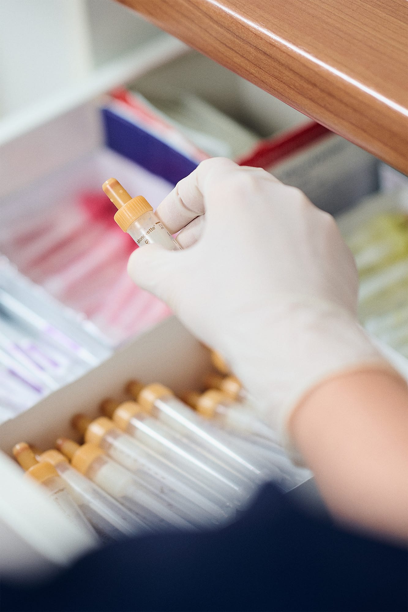 Ein Teströhrchen wird aus einem Fach genommen