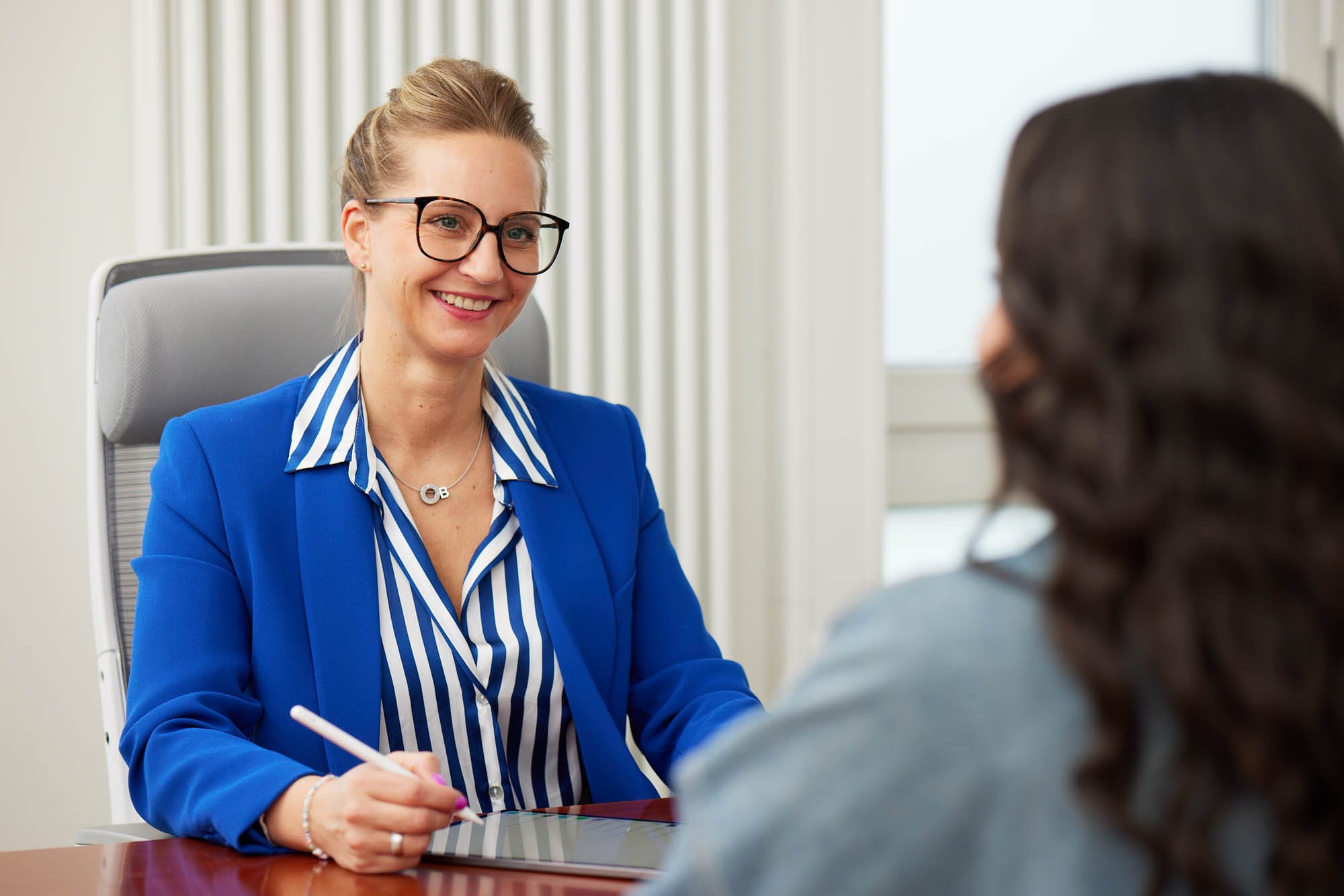 Eine Mitarbeiterin, die ein Bewerbungsgespräch durchführt.