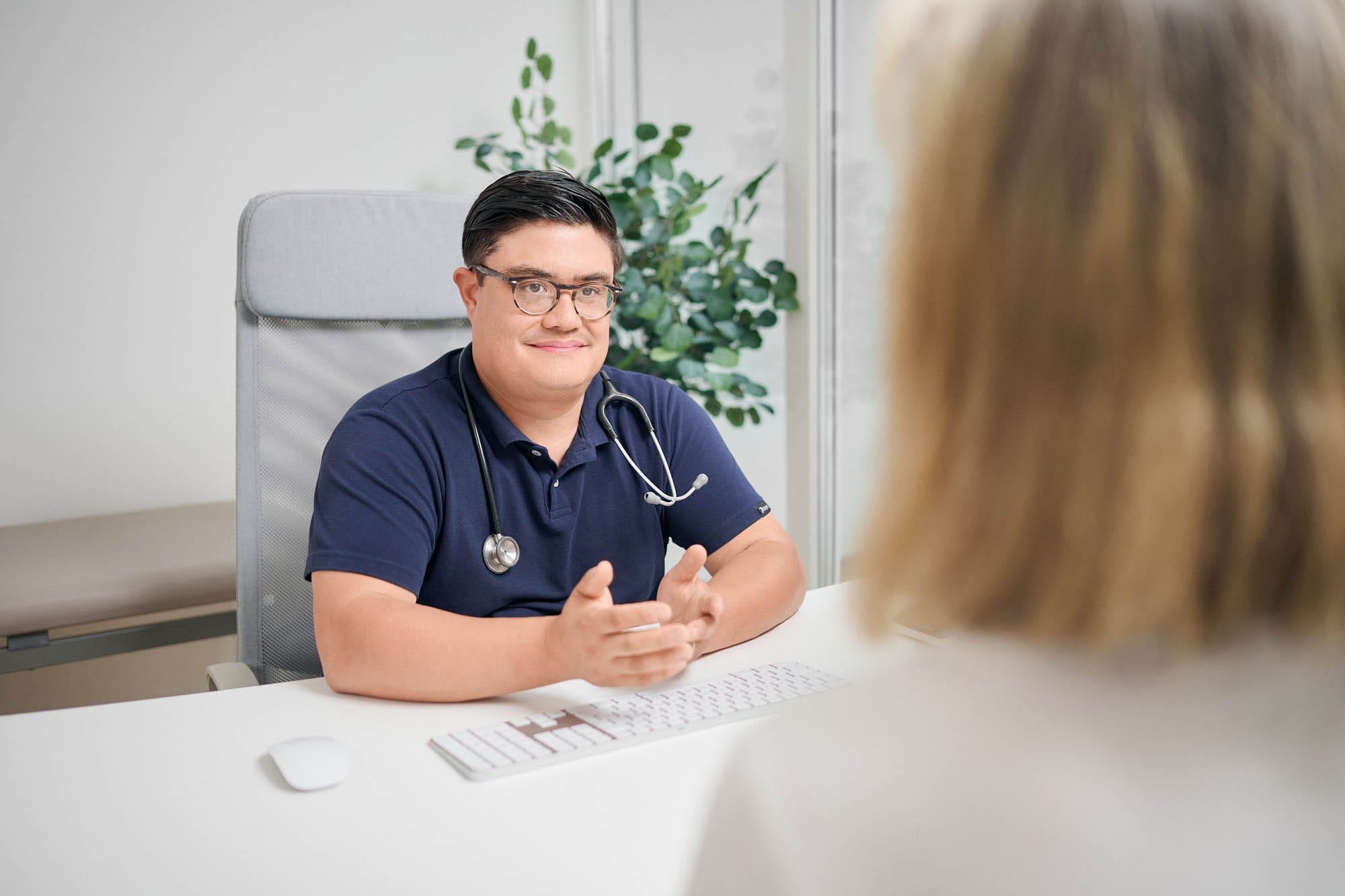 Dr. Adamczak im Patientengespräch