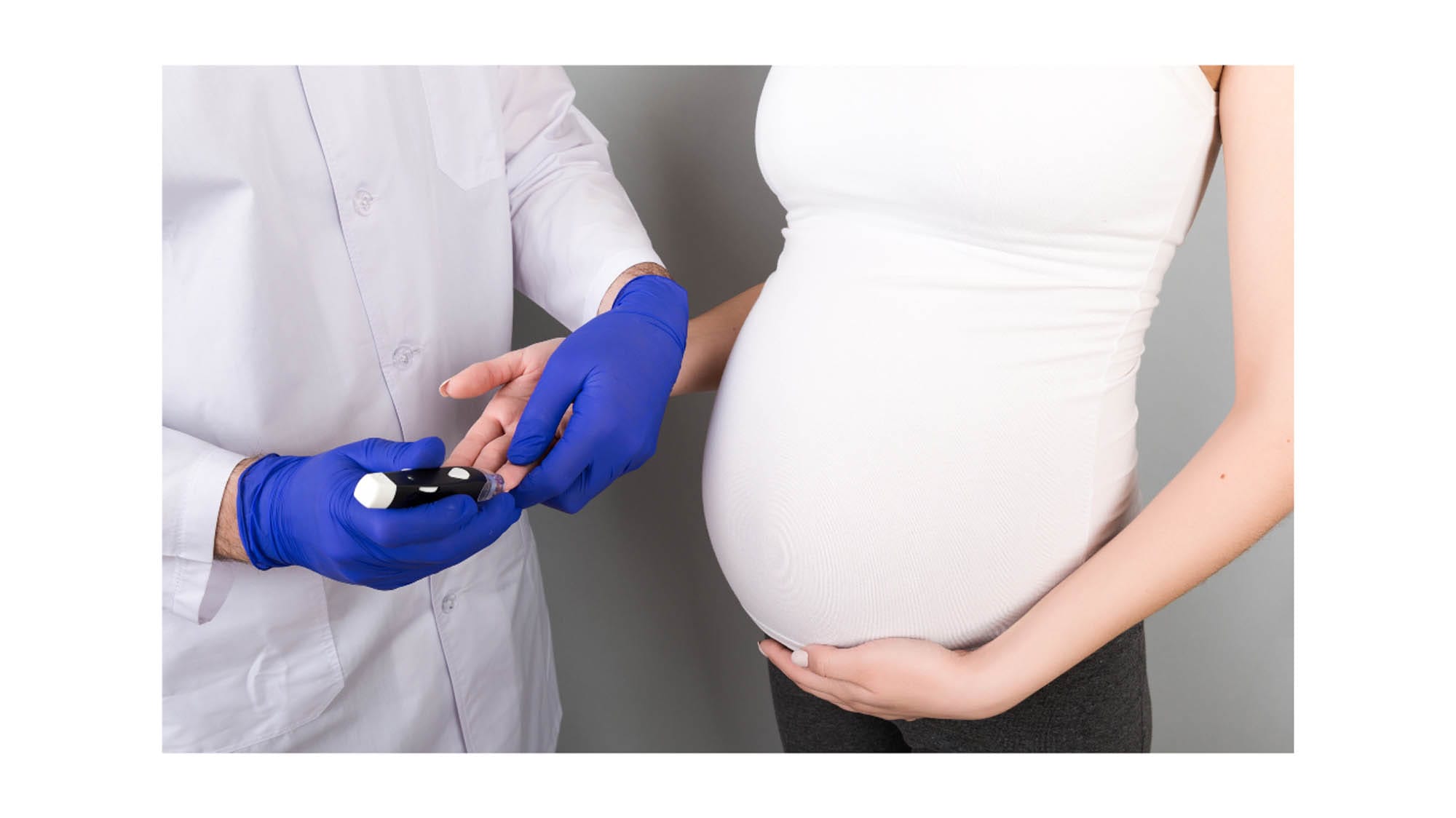 Bei einer schwangeren Frau wird ein Blutwert genommen.