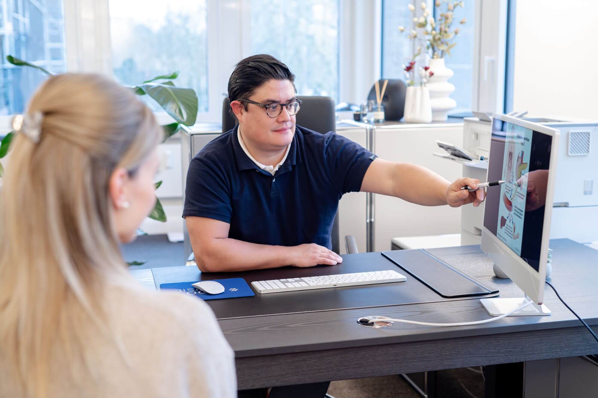 EndoKonsil Beratung Dr. Adamczak berät eine Patientin